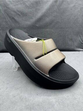 OOFOS OOmega OOahh Luxe Platform Slides Women’s Size 9 Latte Metallic